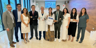 Imagen Entrega del certificado al Hospital Arruzafa